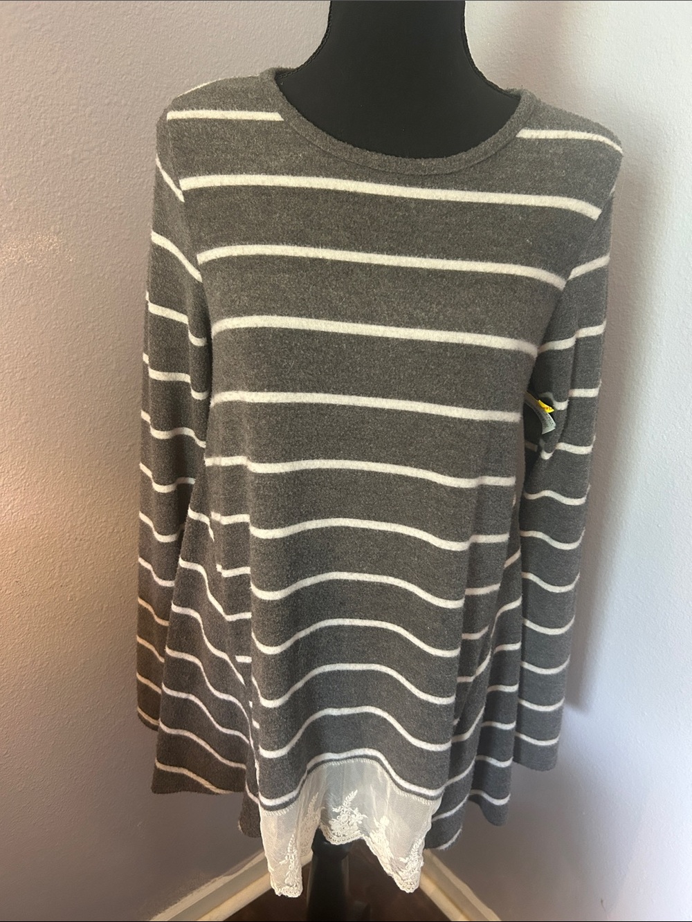 Hailey & Co. Women Striped Gray White Knit Tunic Top  Lace Hem Small